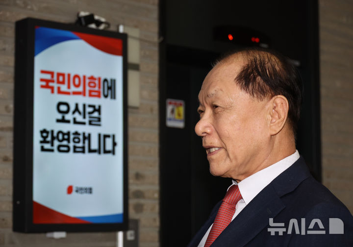 [서울=뉴시스] 김금보 기자 = 황우여 국민의힘 전당대회 선거관리위원장이 11일 오전 서울 여의도 중앙당사에서 전한길 전 한국사 강사의 전당대회 출입 관련 회의에 참석하기 위해 이동하며 취재진 질문에 답하고 있다. 2025.08.11. kgb@newsis.com