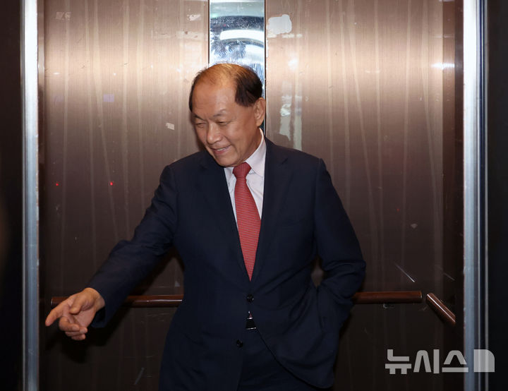 [서울=뉴시스] 김금보 기자 = 황우여 국민의힘 전당대회 선거관리위원장이 11일 오전 서울 여의도 중앙당사에서 전한길 전 한국사 강사의 전당대회 출입 관련 회의에 참석하기 위해 이동하고 있다. 2025.08.11. kgb@newsis.com