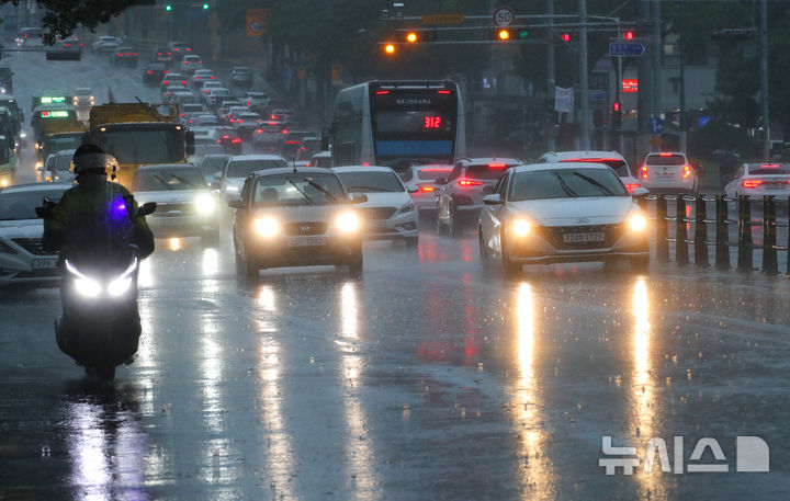 [제주=뉴시스] 우장호 기자 = 정체전선 영향으로 호우특보가 내려진 11일 오전 제주시 노형오거리 인근 거리에서 차량들이 전조등을 환히 밝힌 채 이동하고 있다. 2025.08.11. woo1223@newsis.com