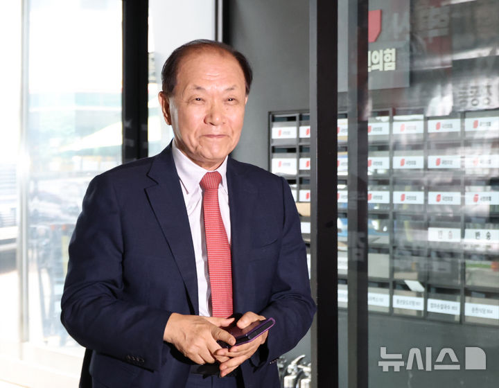 [서울=뉴시스] 김금보 기자 = 황우여 국민의힘 전당대회 선거관리위원장이 11일 오전 서울 여의도 중앙당사에서 전한길 전 한국사 강사의 전당대회 출입 관련 회의에 참석하기 위해 이동하고 있다. 2025.08.11. kgb@newsis.com