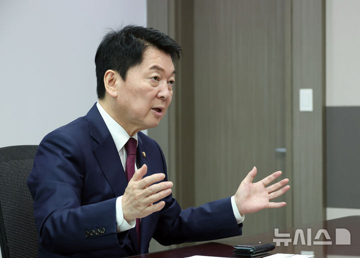 [서울=뉴시스] 고승민 기자 = 안철수 국민의힘 대표 후보가 서울 여의도 국회 의원회관 집무실에서 뉴시스와 인터뷰하고 있다. 2025.08.12. kkssmm99@newsis.com