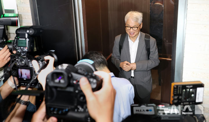 [서울=뉴시스] 김금보 기자 = 여상원 국민의힘 중앙윤리위원장이 11일 오전 서울 여의도 중앙당사에서 전한길 전 한국사 강사 징계 관련 회의를 위해 이동하고 있다. 2025.08.11. kgb@newsis.com