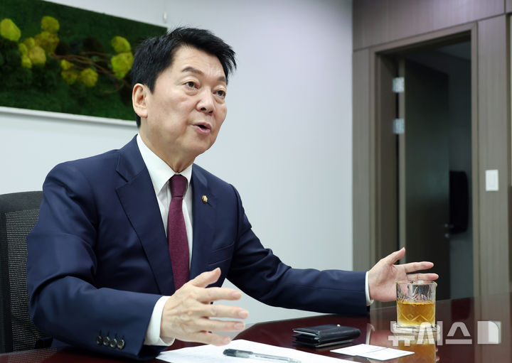 [서울=뉴시스] 고승민 기자 = 안철수 국민의힘 대표 후보가 서울 여의도 국회 의원회관 집무실에서 뉴시스와 인터뷰하고 있다. 2025.08.12. kkssmm99@newsis.com