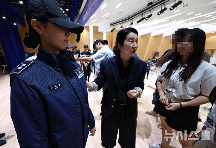 [서울=뉴시스] 최진석 기자 = 11일 서울 서대문구 경찰청 참수리홀에서 열린 시민과 함께하는 경찰복제개선 현장 시제품 시민 품평회에 앞서 시민평가단이 경찰복제 현장 시제품을 살펴보고 있다. 2025.08.11. myjs@newsis.com