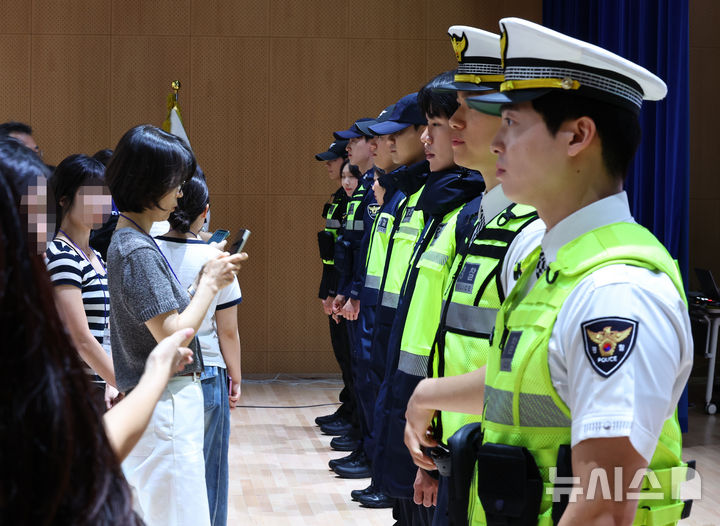 [서울=뉴시스] 최진석 기자 = 11일 서울 서대문구 경찰청 참수리홀에서 열린 시민과 함께하는 경찰복제개선 현장 시제품 시민 품평회에 앞서 시민평가단이 경찰복제 현장 시제품을 살펴보고 있다. 2025.08.11. myjs@newsis.com