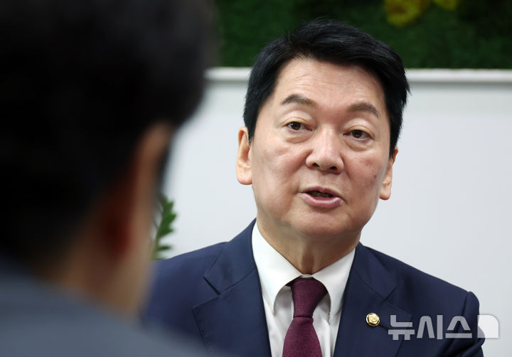 [서울=뉴시스] 고승민 기자 = 안철수 국민의힘 대표 후보가 서울 여의도 국회 의원회관 집무실에서 뉴시스와 인터뷰하고 있다. 2025.08.12. kkssmm99@newsis.com