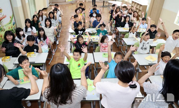  [부산=뉴시스] 하경민 기자 = 2025학년도 2학기 개학식이 열린 11일 부산 사상구 모동초등학교에서 여름방학을 마치고 등교한 전교생 48명이 담임 교사들과 인사하고 있다. 사진은 기사 내용과 직접적 관련 없음. 2025.08.11. yulnetphoto@newsis.com