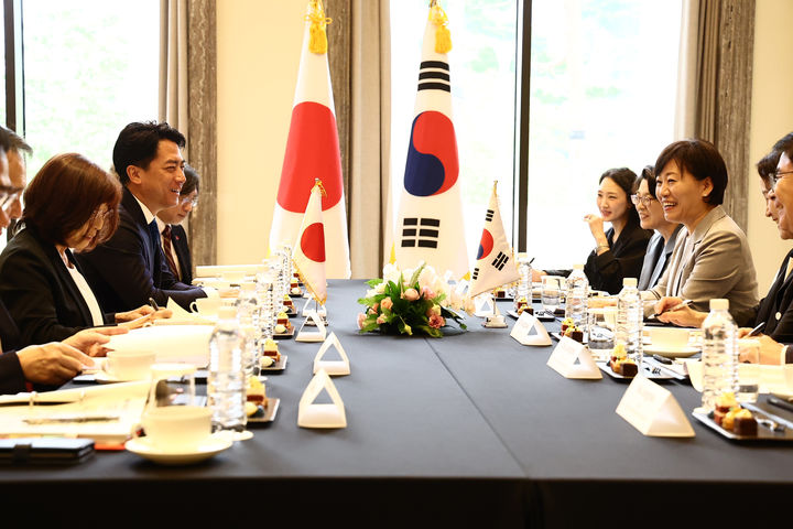 [인천=뉴시스] 강종민 기자 = 송미령 농림축산식품부 장관이 11일 인천에서 고이즈미 신지로 일본 농림수산성 대신과 양자면담을 갖고, 양국 간 농업 분야의 실질 협력 방안에 대해 의견을 나누고 있다. (사진=농식품부 제공) 2025.08.11. photo@newsis.com *재판매 및 DB 금지