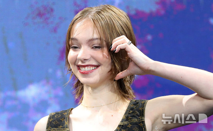 [서울=뉴시스] 김혜진 기자 = 헐리우드 배우 에마 마이어스가 11일 오전 서울 종로구 포시즌스 호텔에서 열린 넷플릭스 시리즈 '웬즈데이' 시즌2 기자간담회에서 포즈를 취하고 있다. 2025.08.11. jini@newsis.com