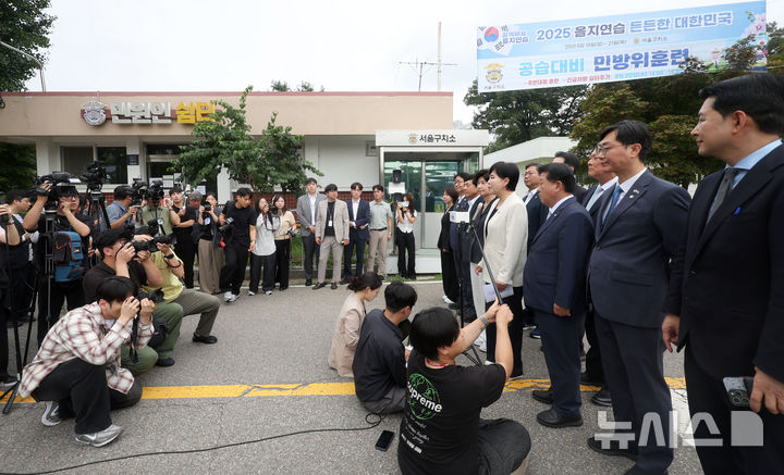 [의왕=뉴시스] 김선웅 기자 = 전현희 총괄위원장 등 더불어민주당 3대특검 종합대응 특별위원회 위원들이 11일 경기 의왕시 서울구치소 앞에서 방문을 앞두고 입장을 말하고 있다. 위원회는 이날 서울구치소를 방문해 특검의 윤석열 전 대통령 체포영장 집행 실패 당시 상황과 관련해 CCTV 및 바디캠 영상 열람 가능 여부를 확인하고 구치소장, 교정공무원 등과 면담할 예정이다. 2025.08.11. mangusta@newsis.com