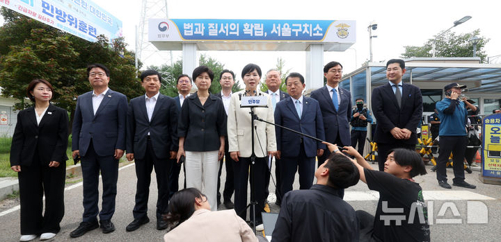 [의왕=뉴시스] 김선웅 기자 = 전현희 총괄위원장 등 더불어민주당 3대특검 종합대응 특별위원회 위원들이 11일 경기 의왕시 서울구치소 앞에서 방문을 앞두고 입장을 말하고 있다.   위원회는 이날 서울구치소를 방문해 특검의 윤석열 전 대통령 체포영장 집행 실패 당시 상황과 관련해 CCTV 및 바디캠 영상 열람 가능 여부를 확인하고 구치소장, 교정공무원 등과 면담할 예정이다. 2025.08.11. mangusta@newsis.com