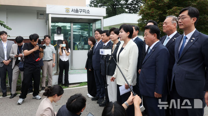[의왕=뉴시스] 김선웅 기자 = 전현희 총괄위원장 등 더불어민주당 3대특검 종합대응 특별위원회 위원들이 11일 경기 의왕시 서울구치소 앞에서 방문을 앞두고 입장을 말하고 있다. 위원회는 이날 서울구치소를 방문해 특검의 윤석열 전 대통령 체포영장 집행 실패 당시 상황과 관련해 CCTV 및 바디캠 영상 열람 가능 여부를 확인하고 구치소장, 교정공무원 등과 면담할 예정이다. 2025.08.11. mangusta@newsis.com