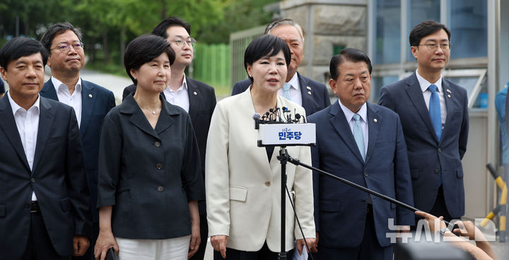 [의왕=뉴시스] 김선웅 기자 = 전현희 총괄위원장 등 더불어민주당 3대특검 종합대응 특별위원회 위원들이 11일 경기 의왕시 서울구치소 앞에서 방문을 앞두고 입장을 말하고 있다. 위원회는 이날 서울구치소를 방문해 특검의 윤석열 전 대통령 체포영장 집행 실패 당시 상황과 관련해 CCTV 및 바디캠 영상 열람 가능 여부를 확인하고 구치소장, 교정공무원 등과 면담할 예정이다. 2025.08.11. mangusta@newsis.com