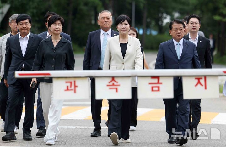 [의왕=뉴시스] 김선웅 기자 = 전현희 총괄위원장 등 더불어민주당 3대특검 종합대응 특별위원회 위원들이 11일 경기 의왕시 서울구치소 앞에서 방문을 앞두고 입장을 말하기 위해 이동하고 있다. 위원회는 이날 서울구치소를 방문해 특검의 윤석열 전 대통령 체포영장 집행 실패 당시 상황과 관련해 CCTV 및 바디캠 영상 열람 가능 여부를 확인하고 구치소장, 교정공무원 등과 면담할 예정이다. 2025.08.11. mangusta@newsis.com