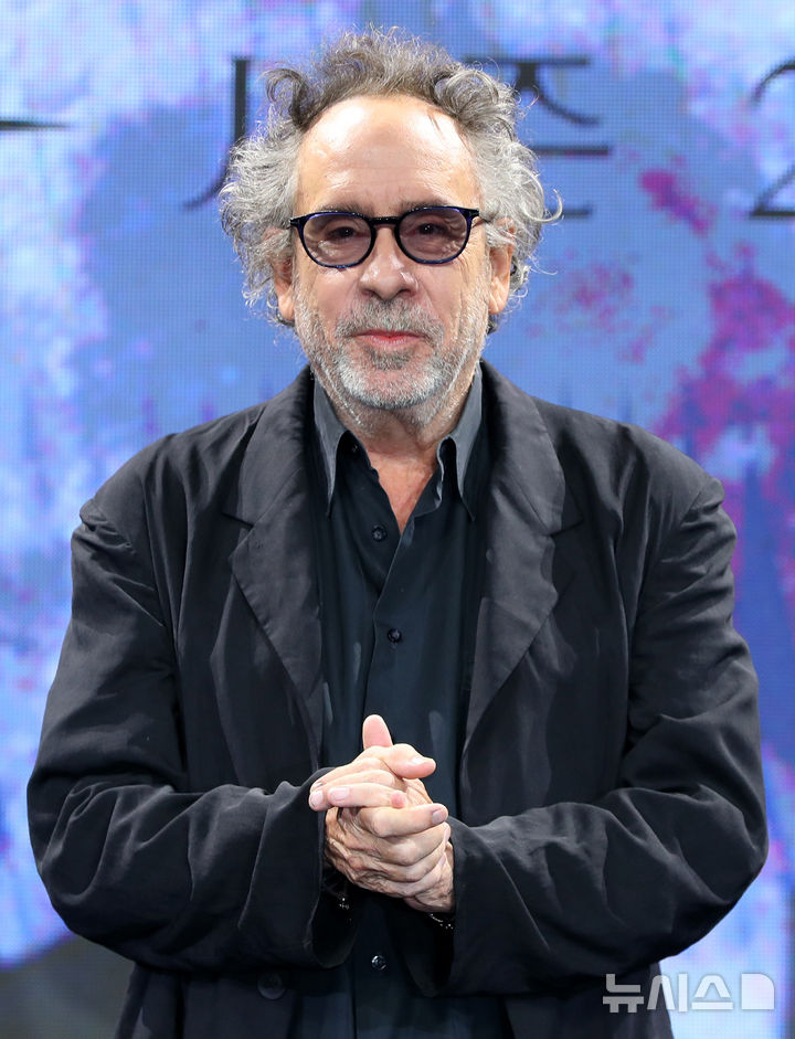 [서울=뉴시스] 김혜진 기자 = 팀 버튼 감독이 11일 오전 서울 종로구 포시즌스 호텔에서 열린 넷플릭스(Netflix) 시리즈 '웬즈데이' 시즌2 기자간담회에서 포즈를 취하고 있다. 2025.08.11. jini@newsis.com