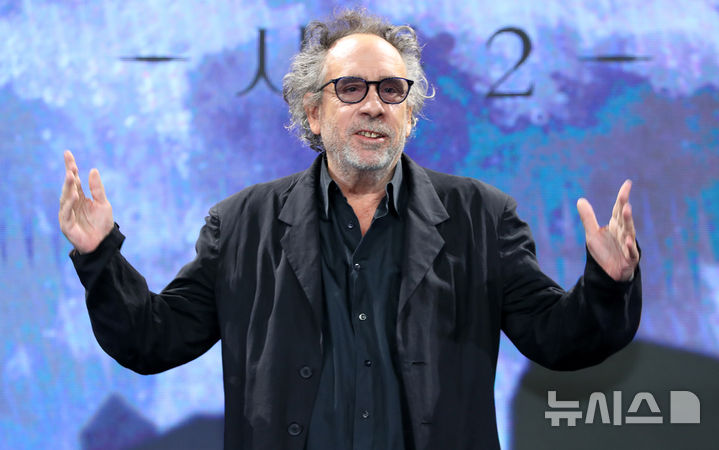 [서울=뉴시스] 김혜진 기자 = 팀 버튼 감독이 11일 오전 서울 종로구 포시즌스 호텔에서 열린 넷플릭스(Netflix) 시리즈 '웬즈데이' 시즌2 기자간담회에서 포즈를 취하고 있다. 2025.08.11. jini@newsis.com