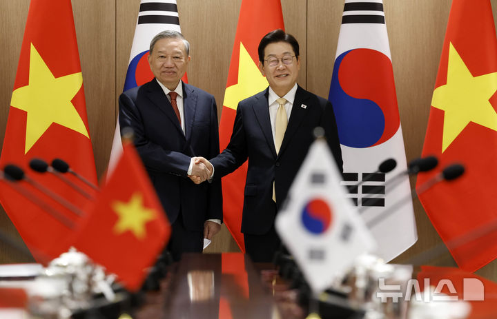 [서울=뉴시스] 최동준 기자 = 이재명 대통령과 또 럼 베트남 당서기장이 11일 서울 용산 대통령실에서 열린 한·베트남 확대정상회담에서 기념촬영을 하고 있다. 2025.08.11. photocdj@newsis.com