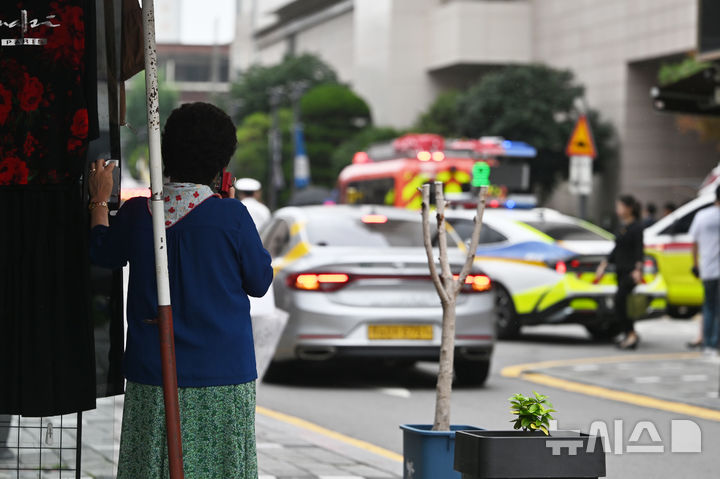 [광주=뉴시스] 이영주 기자 = 11일 오전 경찰이 광주 동구 롯데백화점에서 폭발물 수색에 나서면서 주변 상가 상인들이 불안에 떨고 있다. 현장에 출동한 경찰은 고객·직원 출입을 전면통제하고 백화점 건물 안팎을 수색하고 있다. 현재까지 폭발물 설치 정황은 확인되지 않았다.2025.08.11. leeyj2578@newsis.com