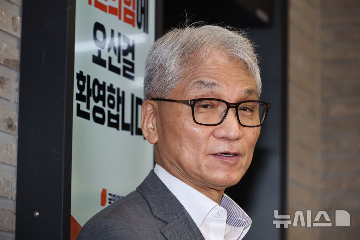 [서울=뉴시스] 김금보 기자 = 여상원 국민의힘 중앙윤리위원장이 11일 오전 서울 여의도 중앙당사에서 전한길 전 한국사 강사 징계 관련 회의를 마친 뒤 취재진 질문에 답하고 있다. 2025.08.11. kgb@newsis.com