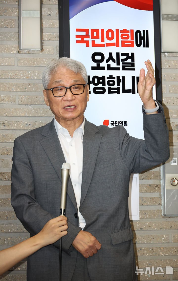 [서울=뉴시스] 김금보 기자 = 여상원 국민의힘 중앙윤리위원장이 11일 오전 서울 여의도 중앙당사에서 전한길 전 한국사 강사 징계 관련 회의를 마친 뒤 취재진 질문에 답하고 있다. 2025.08.11. kgb@newsis.com