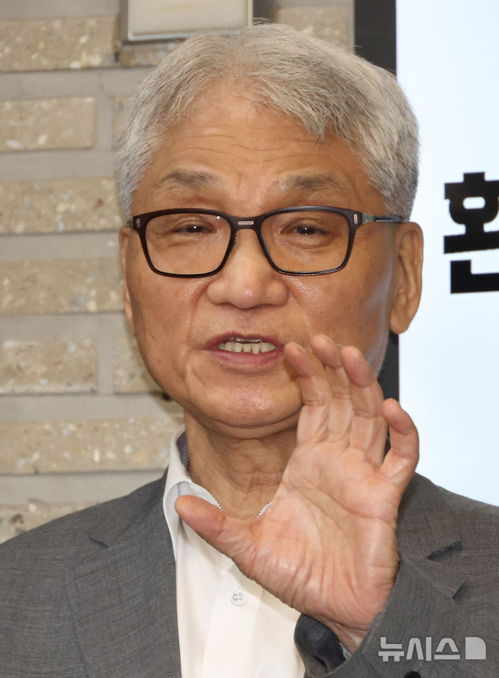 [서울=뉴시스] 김금보 기자 = 여상원 국민의힘 중앙윤리위원장이 11일 오전 서울 여의도 중앙당사에서 전한길 전 한국사 강사 징계 관련 회의를 마친 뒤 취재진 질문에 답하고 있다. 2025.08.11. kgb@newsis.com