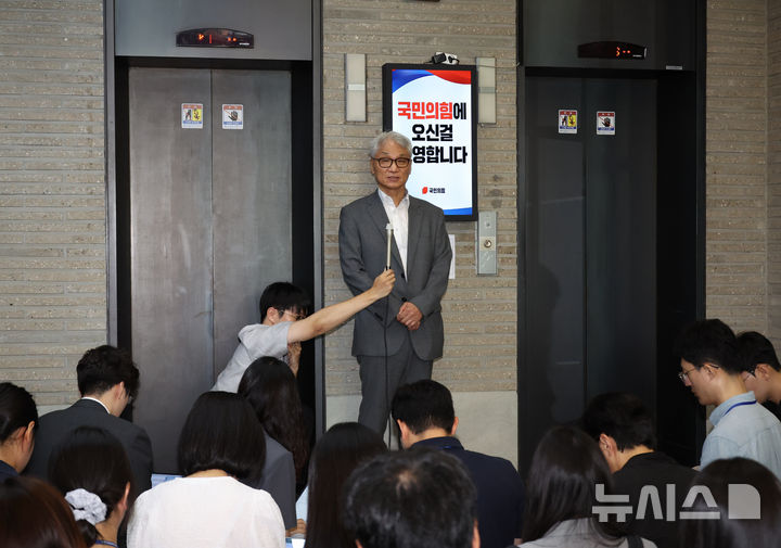 [서울=뉴시스] 김금보 기자 = 여상원 국민의힘 중앙윤리위원장이 11일 오전 서울 여의도 중앙당사에서 전한길 전 한국사 강사 징계 관련 회의를 마친 뒤 취재진 질문에 답하고 있다. 2025.08.11. kgb@newsis.com