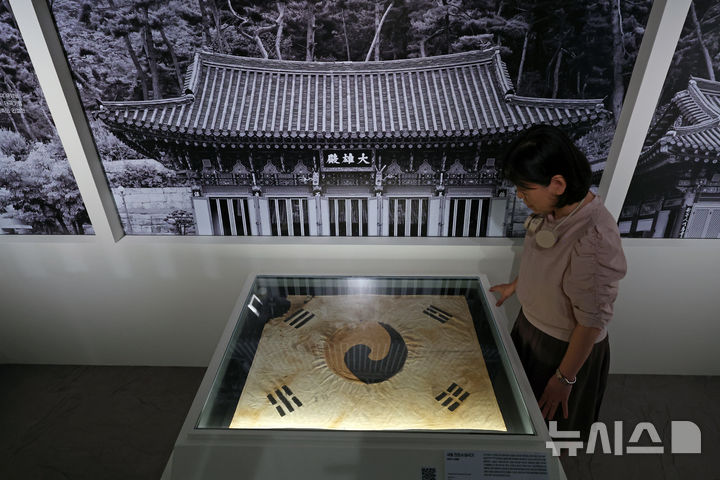 [서울=뉴시스] 박진희 기자 = 국가유산청은 11일 서울 중구 덕수궁 돈덕전에서 광복 80주년 특별전 '빛을 담은 항일 유산' 언론공개회를 갖고 광복의 의미와 역사적 사건인물을 조명하는 '서울 진관사 태극기'를 선보이고 있다. 2025.08.11. pak7130@newsis.com