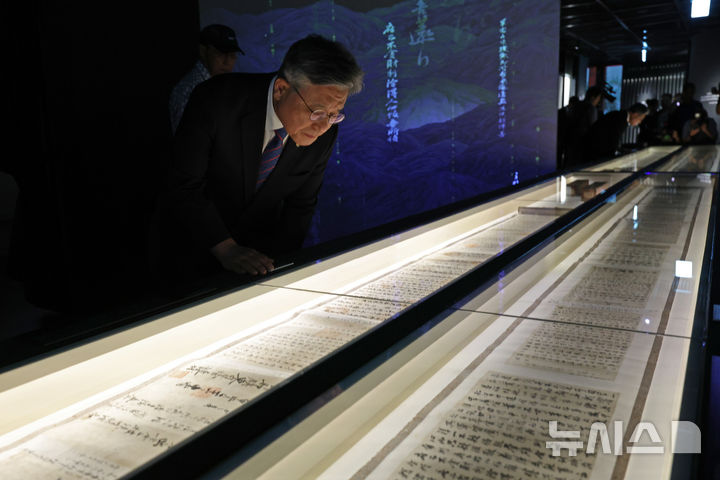 [서울=뉴시스] 박진희 기자 = 허민 국가유산청 청장이 11일 서울 중구 덕수궁 돈덕전에서 광복 80주년 특별전 '빛을 담은 항일 유산' 언론공개회에 앞서 '항일 의병운동 유물'을 살펴보고 있다. 2025.08.11. pak7130@newsis.com