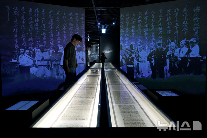 [서울=뉴시스] 박진희 기자 = 국가유산청은 11일 서울 중구 덕수궁 돈덕전에서 광복 80주년 특별전 '빛을 담은 항일 유산' 언론공개회를 갖고 광복의 의미와 역사적 사건인물을 조명하는 '항일 의병운동'의 유물을 선보이고 있다. 2025.08.11. pak7130@newsis.com