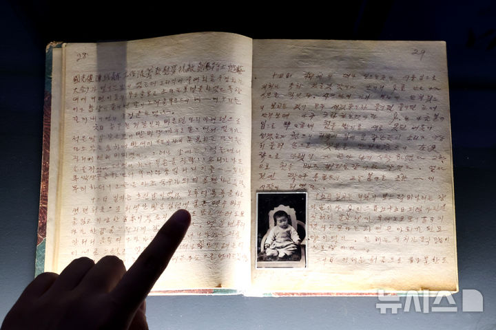 [서울=뉴시스] 박진희 기자 = 국가유산청은 11일 서울 중구 덕수궁 돈덕전에서 광복 80주년 특별전 '빛을 담은 항일 유산' 언론공개회를 갖고 광복의 의미와 역사적 사건인물을 조명하는 항일 문화유산 '제시의 일기'를 선보이고 있다. '제시의 일기'는 임시정부에서 독립운동을 했던 양우조, 최선화 부부(백범 김구 선생의 주례로 결혼식을 올림)가 중국에서 맏딸 ‘제시’를 낳으며 1938년부터 1946년 환국 시까지 8년간 기록했던 육아일기다. 2025.08.11. pak7130@newsis.com