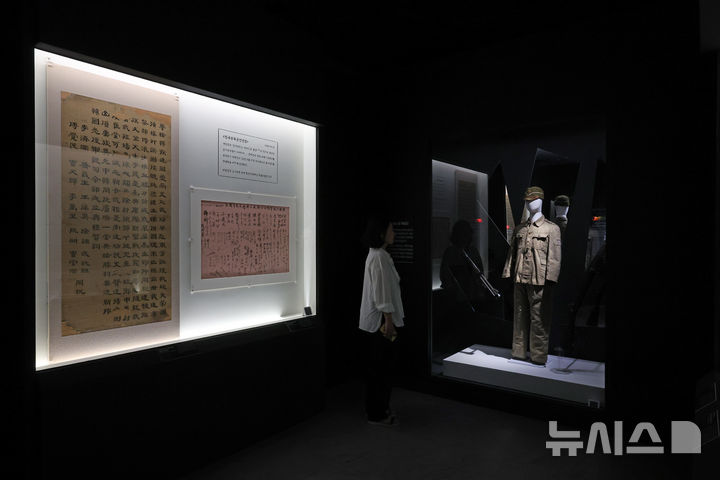 [서울=뉴시스] 박진희 기자 = 국가유산청은 11일 서울 중구 덕수궁 돈덕전에서 광복 80주년 특별전 '빛을 담은 항일 유산' 언론공개회를 갖고 광복의 의미와 역사적 사건인물을 조명하는 '광복군'의 문화유산을 선보이고 있다. 2025.08.11. pak7130@newsis.com