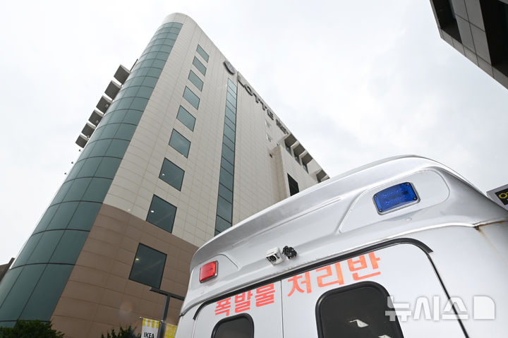 [광주=뉴시스] 이영주 기자 = 11일 오전 광주 동구 롯데백화점에서 군·경찰의 폭발물 수색이 이뤄지고 있다. 현장에 출동한 군·경찰은 고객·직원 출입을 전면통제하고 백화점 건물 안팎을 수색하고 있다. 현재까지 폭발물 설치 정황은 확인되지 않았다.2025.08.11. leeyj2578@newsis.com