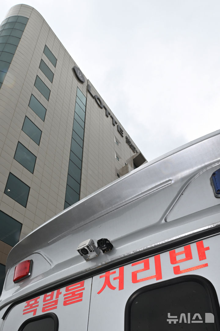 [광주=뉴시스] 이영주 기자 = 11일 오전 광주 동구 롯데백화점에서 군·경찰의 폭발물 수색이 이뤄지고 있다. 현장에 출동한 군·경찰은 고객·직원 출입을 전면통제하고 백화점 건물 안팎을 수색하고 있다. 현재까지 폭발물 설치 정황은 확인되지 않았다.2025.08.11. leeyj2578@newsis.com