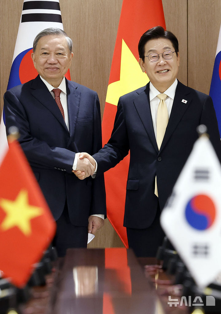 [서울=뉴시스] 최동준 기자 = 이재명 대통령과 또 럼 베트남 당서기장이 11일 서울 용산 대통령실에서 열린 한·베트남 확대정상회담에서 기념촬영을 하고 있다. 2025.08.11. photocdj@newsis.com