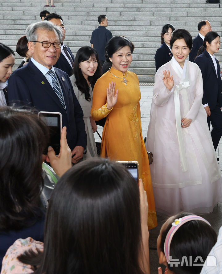 [서울=뉴시스] 고범준 기자 = 김혜경 여사와 응오 프엉 리 베트남 영부인이 11일 서울 용산 국립중앙박물관을 방문해 시민들과 인사를 하며 전시관으로 이동하고 있다. 왼쪽은 유홍준 국립중앙박물관장. (대통령실통신사진기자단) 2025.08.11. bjko@newsis.com