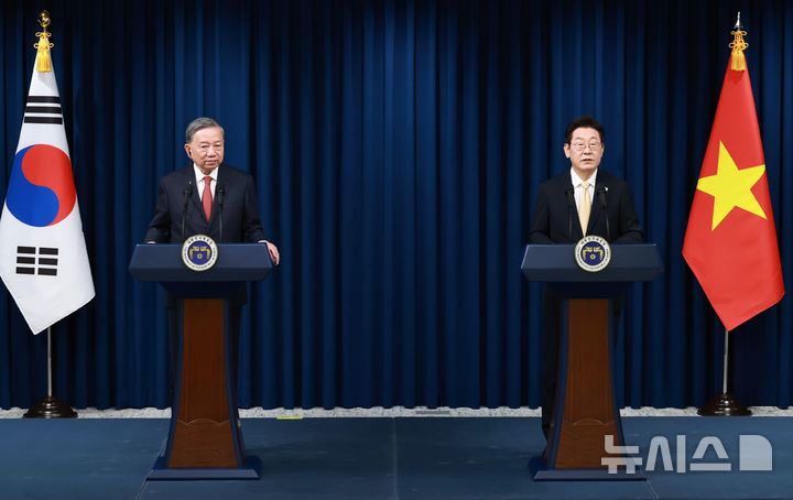 [서울=뉴시스] 고범준 기자 = 이재명 대통령이 11일 서울 용산 대통령실 청사에서 열린 한·베트남 공동언론발표에서 발언하고 있다. 왼쪽은 또 럼 베트남 당서기장. (대통령실통신사진기자단) 2025.08.11. bjko@newsis.com
