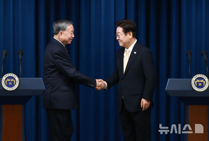 [서울=뉴시스] 고범준 기자 = 이재명 대통령이 11일 서울 용산 대통령실 청사에서 열린 한·베트남 공동언론발표를 마치고 또 럼 베트남 당서기장과 악수하고 있다. (대통령실통신사진기자단) 2025.08.11. bjko@newsis.com