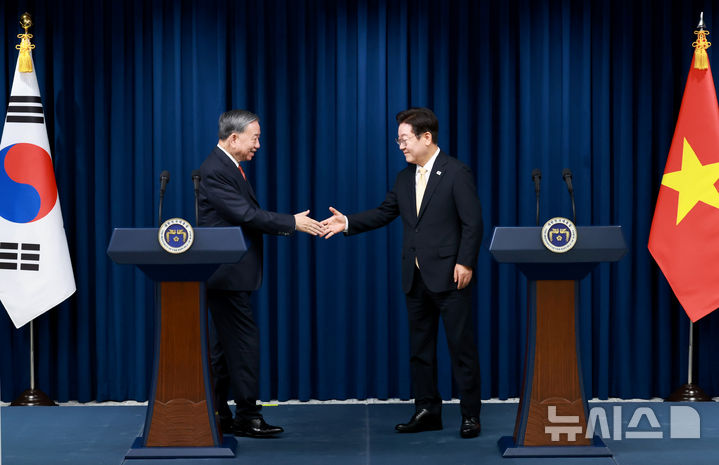 [서울=뉴시스] 고범준 기자 = 이재명 대통령이 11일 서울 용산 대통령실 청사에서 열린 한·베트남 공동언론발표를 마치고 또 럼 베트남 당서기장과 악수하고 있다. (대통령실통신사진기자단) 2025.08.11. bjko@newsis.com