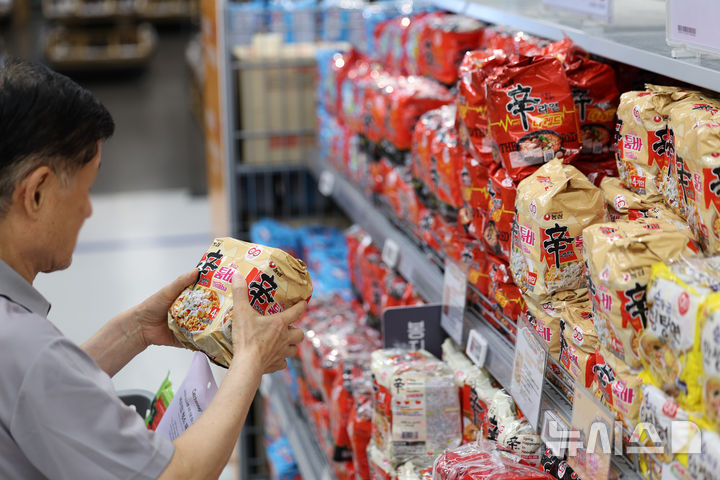 [서울=뉴시스] 김진아 기자 = 7월 식품 물가가 1년 만에 가장 많이 오르면서 서민 부담이 가중되고 있다. 통계청 국가통계포털(KOSIS)이 11일 발표한 자료에 따르면, 7월 식료품 및 비주류음료 물가지수는 125.75(2020년=100)로 전년 동월 대비 3.5% 상승했다.&nbsp; 주식인 쌀 가격은 7.6% 올라 2024년 3월(7.7%) 이후 1년 4개월 만에 다시 7%대 상승률을 나타냈고, 라면 가격은 6.5% 상승하며 3개월 연속 6%대 상승세를 유지하고 있다. 오징어채(42.9%), 조기(13.4%), 고등어(12.6%) 등의 가격이 두 자릿수 상승률을 보였고, 빵 및 곡물 가격도 6.6% 상승하며 2023년 9월(6.9%) 이후 1년 10개월 만에 가장 큰 상승폭을 기록했다. 사진은 11일 서울의 한 마트에 라면이 진열돼 있다. 2025.08.11. bluesoda@newsis.com