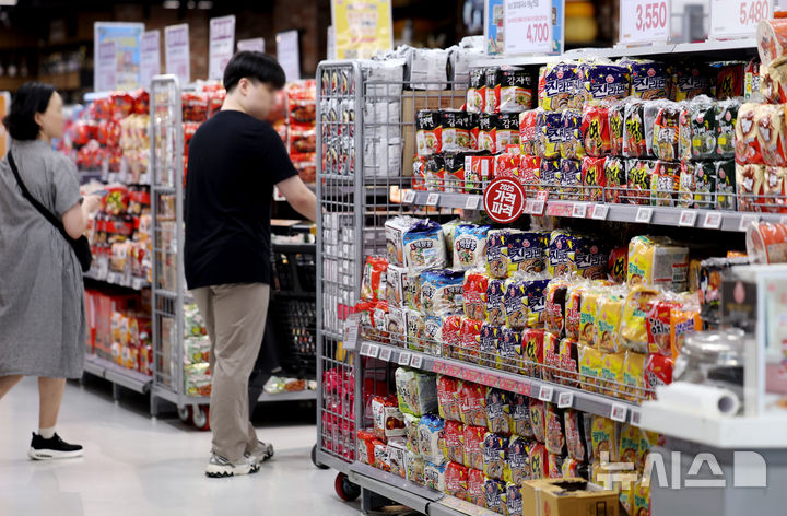 [서울=뉴시스] 김진아 기자 = 서울의 한 마트에 라면이 진열돼 있다. 2025.08.11. bluesoda@newsis.com