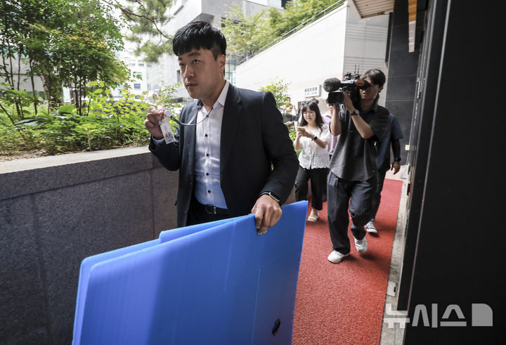 [서울=뉴시스] 정병혁 기자 = 김건희 여사가 목걸이 등 금품을 수수했다는 의혹과 관련해 서희건설을 압수수색 중인 김건희 특별검사팀 수사관들이 지난 11일 서울 서초구 서희건설 사옥에서 압수품을 담기 위한 박스를 들고 이동하는 모습. 2025.08.12. jhope@newsis.com