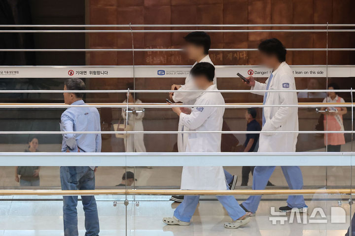 [서울=뉴시스] = 권창회 기자 = 현장 복귀를 희망하는 사직 전공의 등을 대상으로 한 하반기 전공의 모집이 오늘부터 29일까지 전국 수련병원별로 진행된다. 사진은 11일 서울 시내 대학병원에서 의료진들이 이동하는 모습. 2025.08.11. kch0523@newsis.com