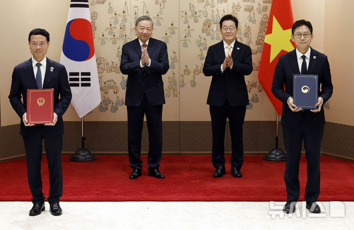 [서울=뉴시스] 최동준 기자 = 배경훈 과학기술정보통신부 장관과 응우옌 마잉 훙 베트남 과학기술부 장관이 11일 서울 용산 대통령실 청사에서 이재명 대통령과 또 럼 베트남 당 서기장이 임석한 가운데 열린 양해각서(MOU) 서명식에서 과학기술 협력 MOU에 서명 뒤 기념촬영을 하고 있다. 2025.08.11. photocdj@newsis.com