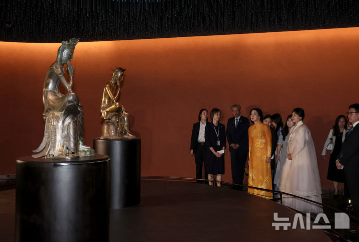 [서울=뉴시스] 고범준 기자 = 김혜경 여사와 또 럼 베트남 당 서기장의 배우자 응오 프엉 리 여사가 11일 서울 용산 국립중앙박물관을 방문해 반가사유상을 관람하고 있다. (대통령실통신사진기자단) 2025.08.11. bjko@newsis.com