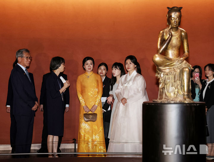 [서울=뉴시스] 고범준 기자 = 김혜경 여사와 또 럼 베트남 당 서기장의 배우자 응오 프엉 리 여사가 11일 서울 용산 국립중앙박물관을 방문해 반가사유상을 관람하고 있다. (대통령실통신사진기자단) 2025.08.11. bjko@newsis.com