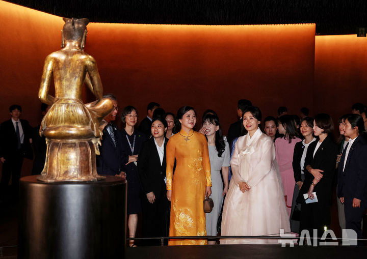 [서울=뉴시스] 고범준 기자 = 김혜경 여사와 또 럼 베트남 당 서기장의 배우자 응오 프엉 리 여사가 11일 서울 용산 국립중앙박물관을 방문해 반가사유상을 관람하고 있다. (대통령실통신사진기자단) 2025.08.11. bjko@newsis.com
