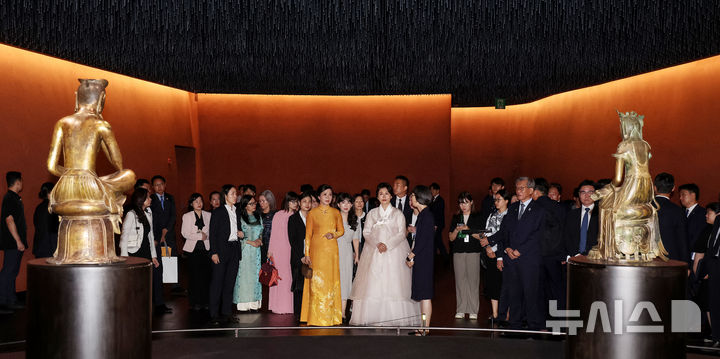 [서울=뉴시스] 고범준 기자 = 김혜경 여사와 또 럼 베트남 당 서기장의 배우자 응오 프엉 리 여사가 11일 서울 용산 국립중앙박물관을 방문해 반가사유상을 관람하고 있다. (대통령실통신사진기자단) 2025.08.11. bjko@newsis.com