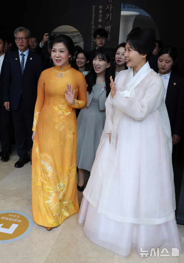 [서울=뉴시스] 고범준 기자 = 김혜경 여사와 또 럼 베트남 당 서기장의 배우자 응오 프엉 리 여사가 11일 서울 용산 국립중앙박물관을 방문해 관람객에게 인사하고 있다. (대통령실통신사진기자단) 2025.08.11. bjko@newsis.com