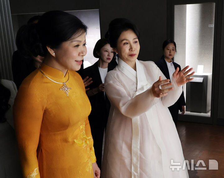 [서울=뉴시스] 고범준 기자 = 김혜경 여사와 또 럼 베트남 당 서기장의 배우자 응오 프엉 리 여사가 11일 서울 용산 국립중앙박물관을 방문해 전시품을 관람하고 있다. (대통령실통신사진기자단) 2025.08.11. bjko@newsis.com