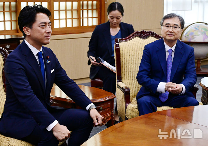 [서울=뉴시스] 추상철 기자 = 조현 외교부 장관이 지난 11일 오후 서울 종로구 외교부 대접견실에서 고이즈미 신지로 일본 농림수산상과 면담하고 있다. 고이즈미 농림상은 15일 태평양 전쟁 A급 전범이 합사된 야스쿠니 신사를 참배했다. (공동취재) 2025.08.15. photo@newsis.com